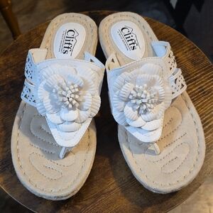 Cliffs by WHITE MOUNTAIN Floral White Sandals Excellent Condition